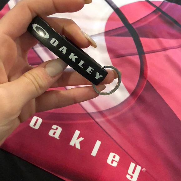 🚨LOW INVENTORY 🆕 Oakley Cloth & Keychain Bundle - Picture 2 of 3